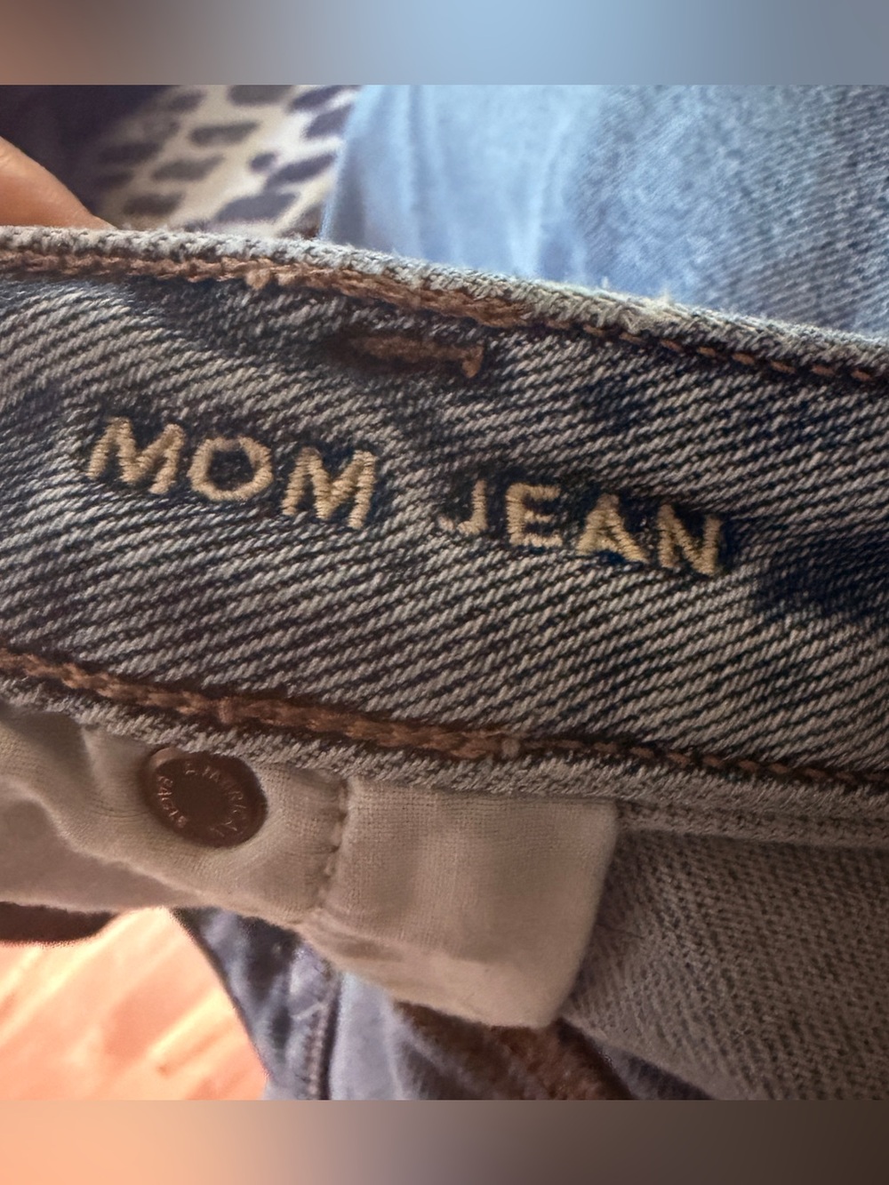 American Eagle Women's Light Blue Distressed Mom Jeans Size 18R - Picture 4 of 10